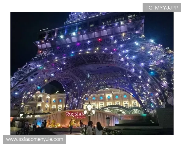 在澳门巴黎人体验埃菲尔铁塔中的高空观景平台乐趣